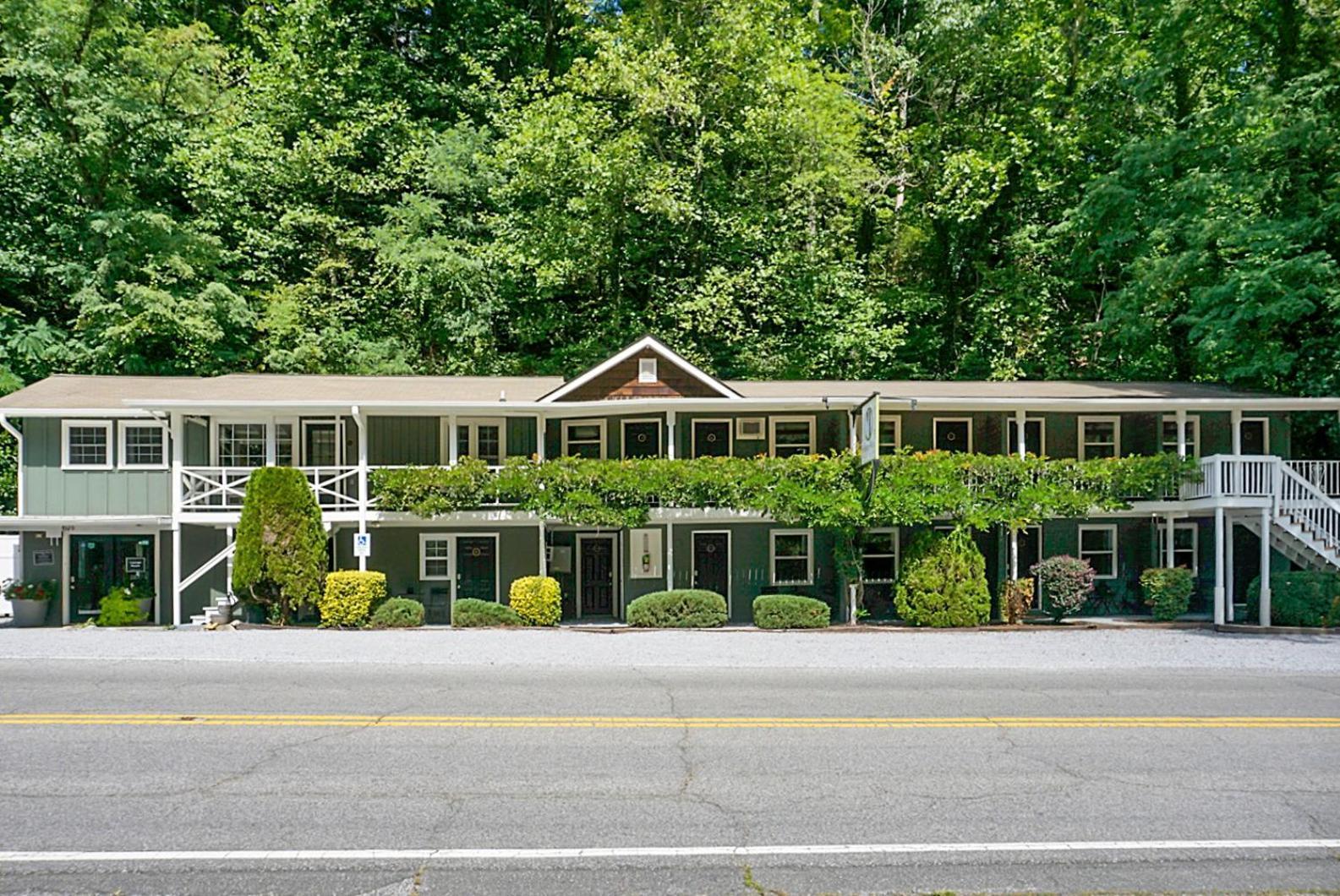Hickory Falls Inn Chimney Rock Exterior photo